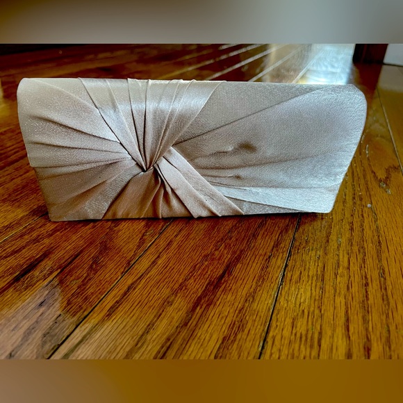 Gold champagne clutch purse with optional chain Perfect for Prom or Wedding - Picture 1 of 6